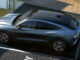 Ein silbergrauer Ford Mustang Mach-E steht 2020 an einer Ladesäule.