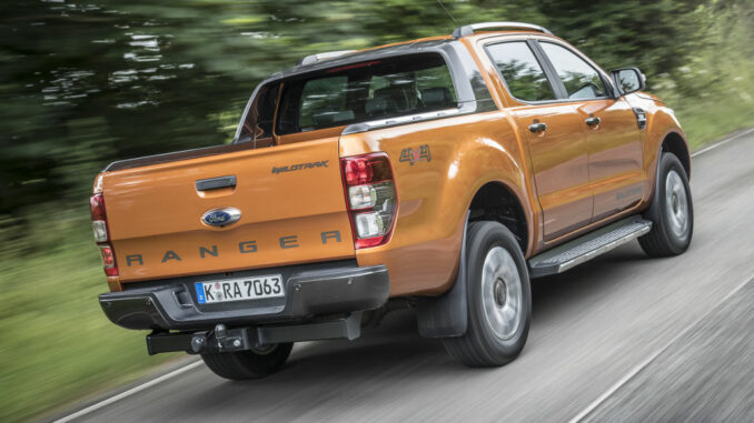 Ein bronzefarbener Ford Ranger Wildtrak fährt durch den Wald.