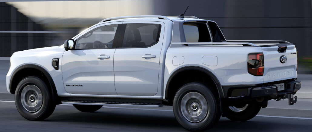Ein weißer Ford Ranger fährt 2023 durch eine Stadt.
