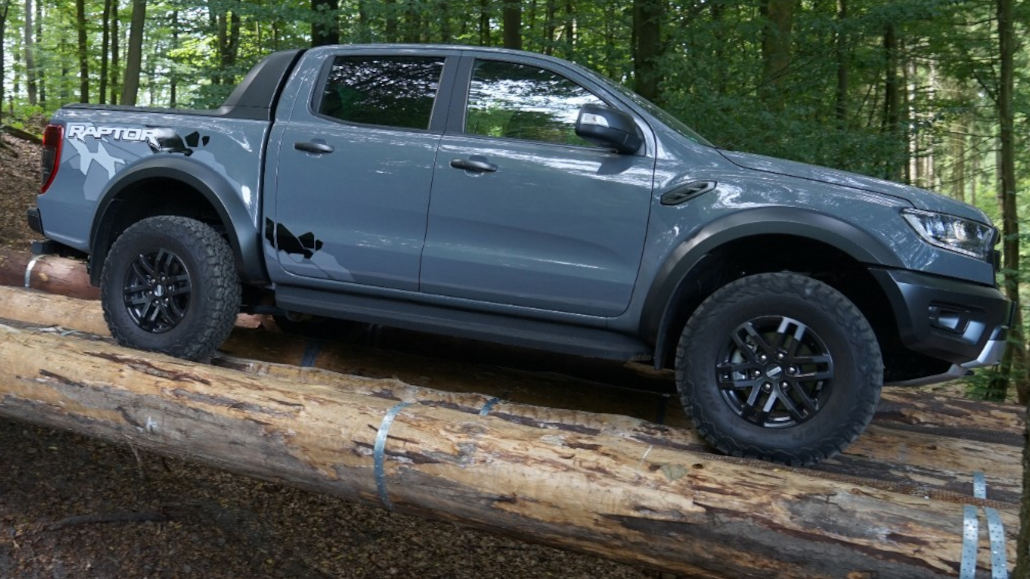 Ein grauer Ford Ranger Raptor fährt 2019 durch den Wald.
