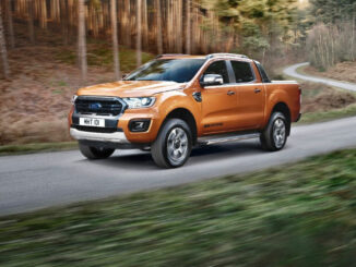 Ein bronzefarbener Ford Ranger Wildtrak fährt 2019 durch den Wald.