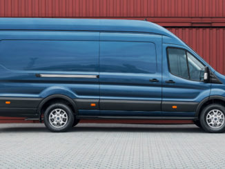 Ein blauer Ford Transit steht 2018 vor einem roten Container.