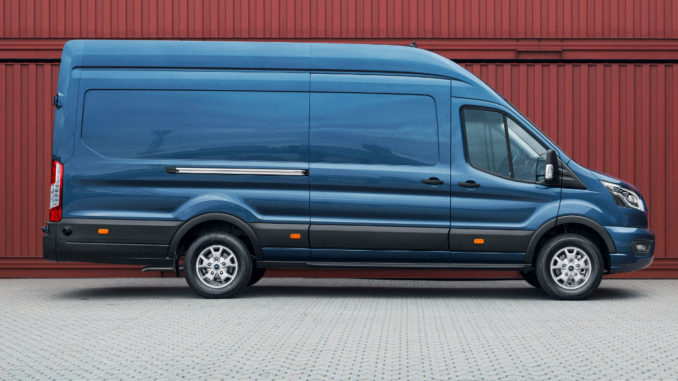 Ein blauer Ford Transit steht 2018 vor einem roten Container.