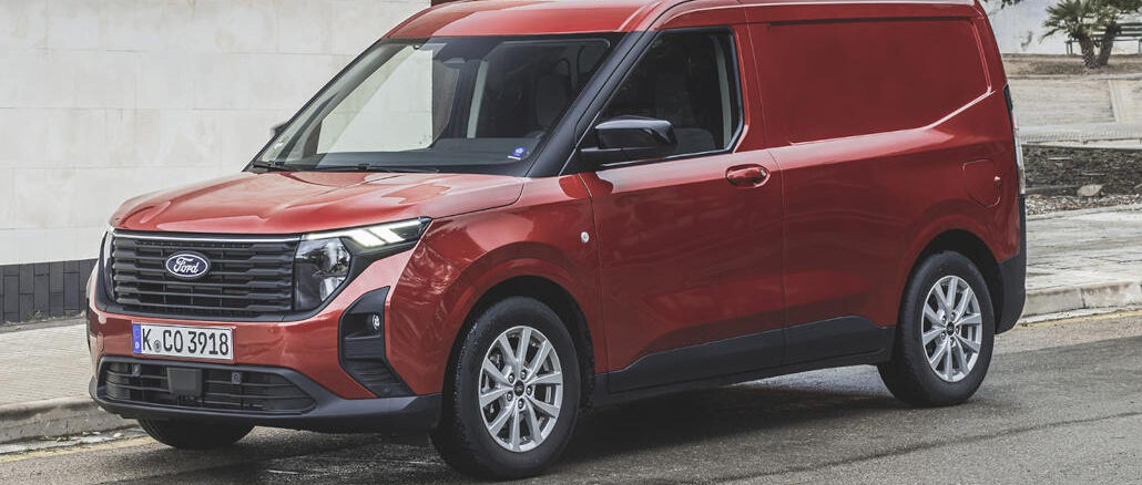 Ein roter Ford Transit Courier steht 2024 auf einer Straße.