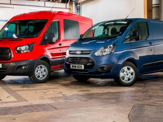 Ein roter Ford Transit und ein blauer Transit Custom stehen 2016 in einer Lagerhalle.