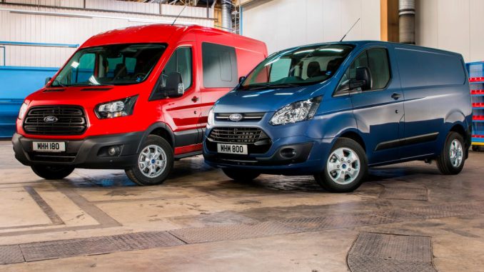 Ein roter Ford Transit und ein blauer Transit Custom stehen 2016 in einer Lagerhalle.