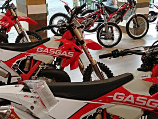 Verkaufsraum eines GasGas-Flagshipstores in Madrid mit Enduro- und Trial-Maschinen.