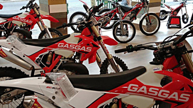 Verkaufsraum eines GasGas-Flagshipstores in Madrid mit Enduro- und Trial-Maschinen.