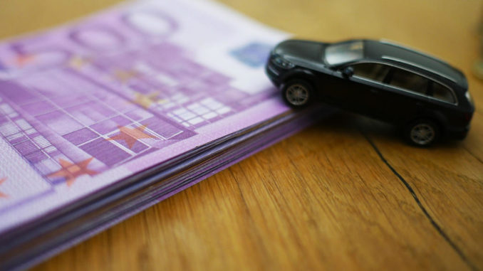 auto finanzieren auto leasen auto kaufen finanzieren modellauto tisch geldbündel