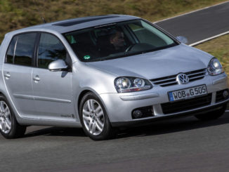 Volkswagen Golf – fünfte Generation in Silber bei einer Kurvenfahrt