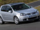 Volkswagen Golf – fünfte Generation in Silber bei einer Kurvenfahrt