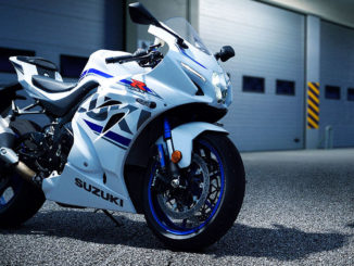 Eine Suzuki GSX-R1000R steht 2017 bei Dämmerung in einer Boxengasse.