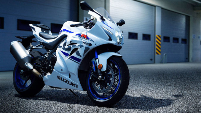 Eine Suzuki GSX-R1000R steht 2017 bei Dämmerung in einer Boxengasse.