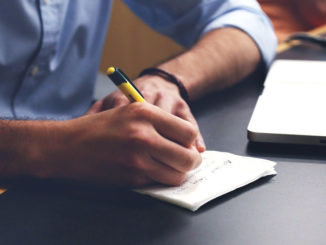 gutachten gutachter schreiben planen schreibtisch notizen stift