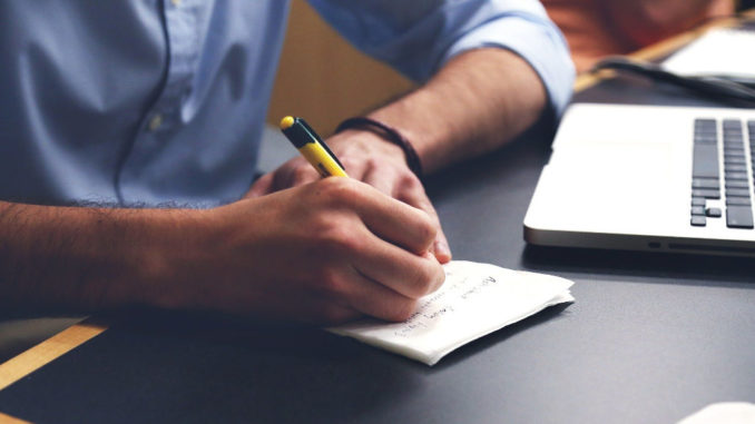 gutachten gutachter schreiben planen schreibtisch notizen stift