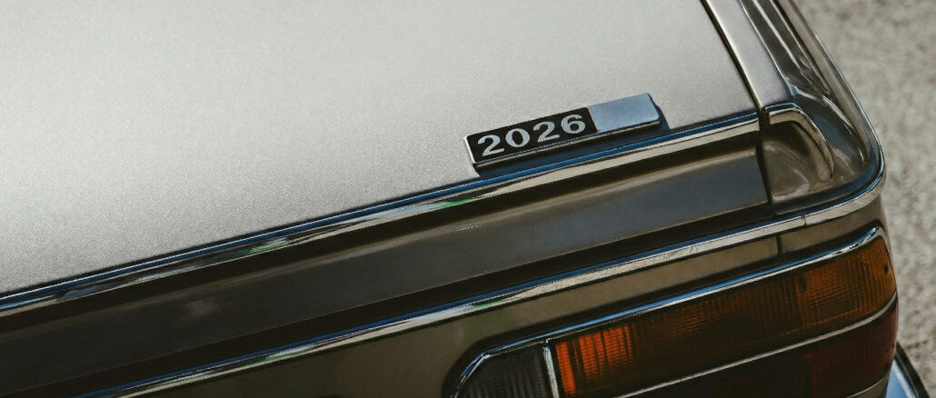 Modellschild "2026" auf einem silbernem Oldtimer