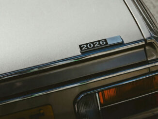Modellschild "2026" auf einem silbernem Oldtimer