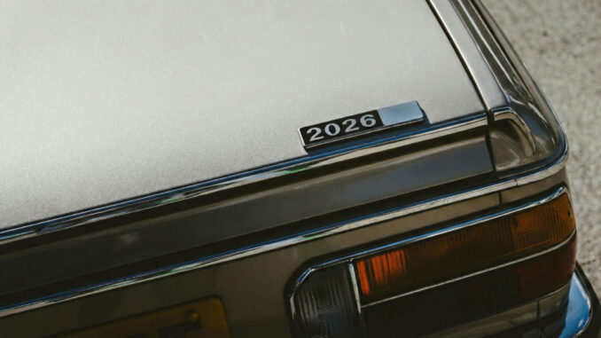 Modellschild "2026" auf einem silbernem Oldtimer