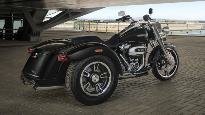 Ein schwarzes Harley-Davidson Trike vom Typ Freewheeler steht 2019 auf einem überdachten Vorplatz.