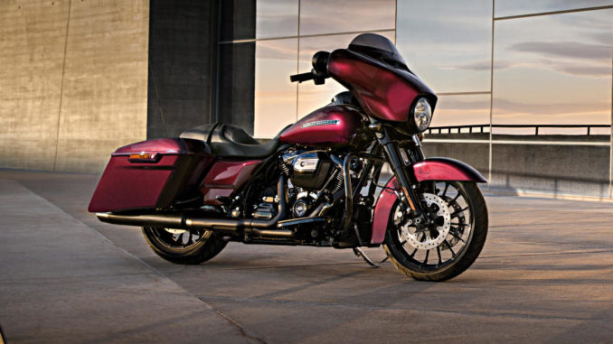 Eine rote Harley-Davidson Street Glide Special (FLHXS) steht auf dem Dach eines Parkhauses.