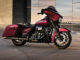 Eine rote Harley-Davidson Street Glide Special (FLHXS) steht auf dem Dach eines Parkhauses.