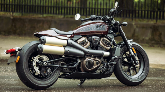 Eine braune Harley-Davidson Sportster steht 2021 vor einem Park.