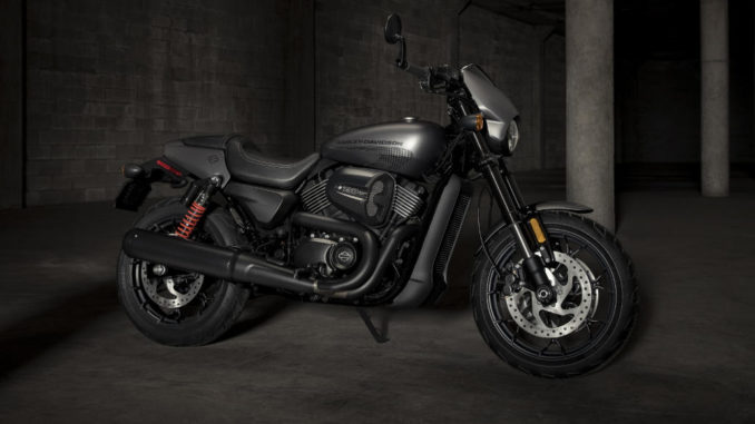 Eine schwarze Harley-Davidson Street Rod steht 2017 in einer Fabrikhalle.