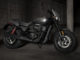 Eine schwarze Harley-Davidson Street Rod steht 2017 in einer Fabrikhalle.