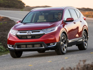 Ein roter Honda CR-V des Modelljahres 2019 fährt auf eine US-Landstraße.