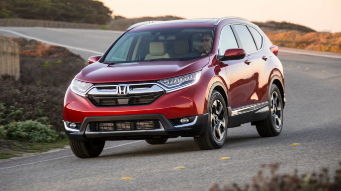 Ein roter Honda CR-V des Modelljahres 2019 fährt auf eine US-Landstraße.