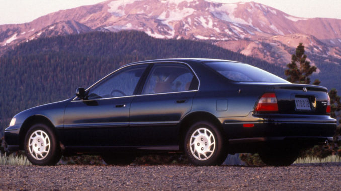 Ein blauer Honda Accord der fünften Generation steht 1994 vor einem Berggipfel.