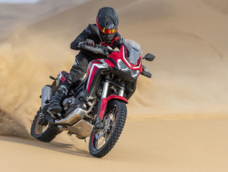 Eine rote Honda CRF1000 (AfricaTwin, MY2020) fährt 2019 durch die Wüste.