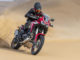 Eine rote Honda CRF1000 (AfricaTwin, MY2020) fährt 2019 durch die Wüste.