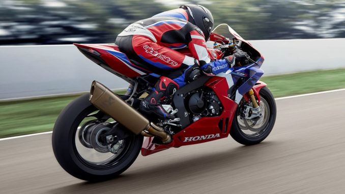 Eine Honda Fireblade fährt 2020 auf einer Rennstrecke