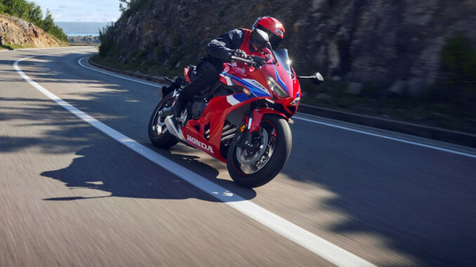 Eine rote Honda CBR650R ist 2024 auf einer Landsatraße unterwegs.