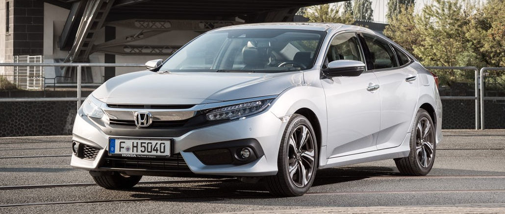 Ein silberner Honda Civic der 10. Generation steht 2017 vor einer Brücke.