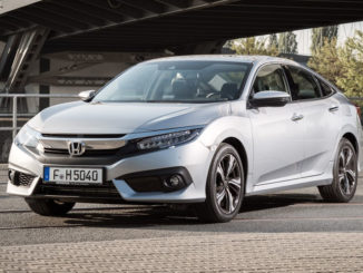 Ein silberner Honda Civic der 10. Generation steht 2017 vor einer Brücke.