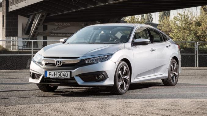 Ein silberner Honda Civic der 10. Generation steht 2017 vor einer Brücke.