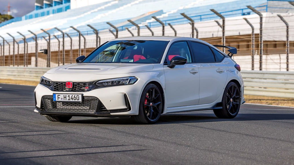 Ein weißer Honda Civic Type R steht 2022 auf einer Rennstrecke.