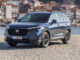 Ein blauer Honda CR-V e:HEV Elegance steht 2023 vor einem Hafen.