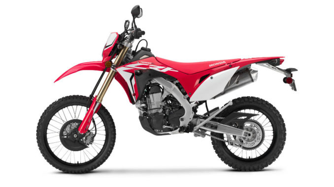 Studioaufnahme einer roten Honda CRF450L des Modelljahres 2019.