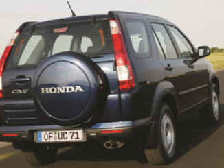 Ein blauer Honda CR-V fährt 2005 über eine Landebahn.