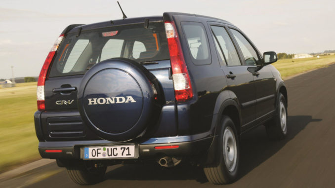 Ein blauer Honda CR-V fährt 2005 über eine Landebahn.