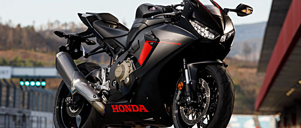 Eine schwarze Honda Fireblade (Honda Fireblade (CBR1000RR) steht 2018 in einer Boxengasse.
