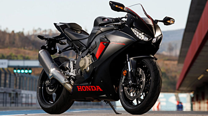 Eine schwarze Honda Fireblade (Honda Fireblade (CBR1000RR) steht 2018 in einer Boxengasse.