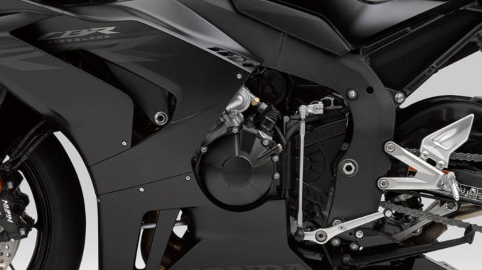 Detailaufnahme einer schwarzen Honda Fireblade (2020 HONDA CBR1000RR-R).