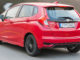 Ein roter Honda Jazz fährt eine Landstraße bergauf (Images of 2018 Jazz Dynamic 1.5-litre i-VTEC).