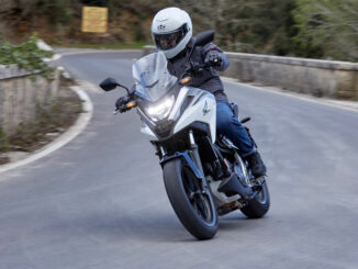 21YM HONDA NC750X in weiß-blau auf einer Bergstraße. One of Europe’s favourite all-rounders gets a well-rounded evolution: more power for the engine, plus higher redline and revised gearbox ratios, which come hand-in-hand with Throttle By Wire management, 3 riding modes and refined, expanded Honda Selectable Torque Control. Its renowned fuel efficiency is maintained, and a full 6kg has been shaved from the kerb weight. A redesigned frame is clothed in sharper-edged styling, the unique up-front storage compartment is usefully larger and seat height 30mm lower. The Dual Clutch Transmission variant continues to offer a technology unique to Honda on two wheels. A new screen, LED lighting and LCD dash round out the update.