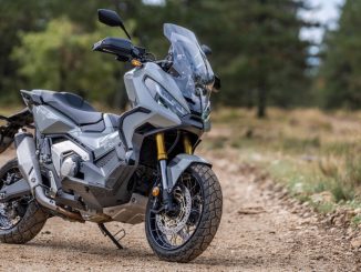 Eine grau schwarze Honda X-ADV750 steht 2021 im Gelände.