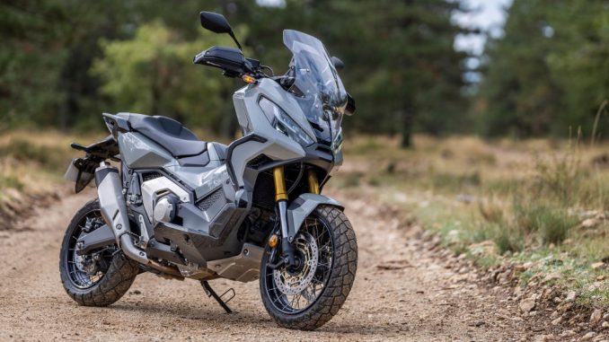 Eine grau schwarze Honda X-ADV750 steht 2021 im Gelände.